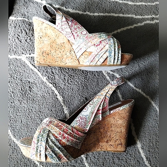 Steve Madden "Crest" Floral Paisley Peep Toe Cork Wede Sandals - Picture 5 of 16